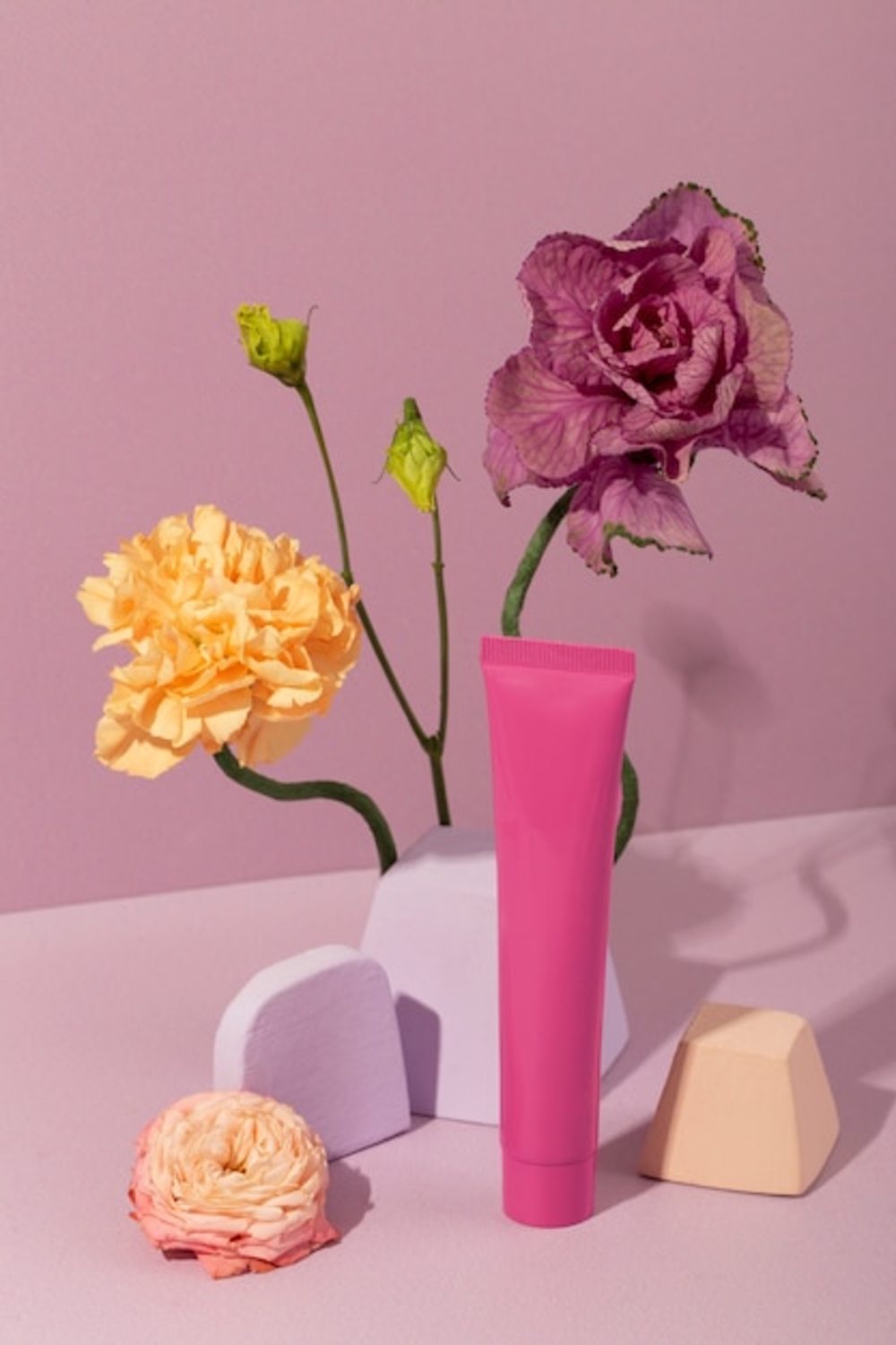 高角度奶油容器和鮮花